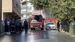 Tuzla'da 2 katlı binanın çatısında çıkan yangın itfaiye tarafından kontrol altına alındı
