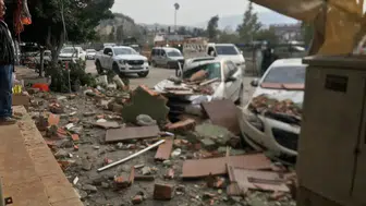 Kuvvetli rüzgâr apartman duvarını yıktı: Park halindeki araçlar etkilendi