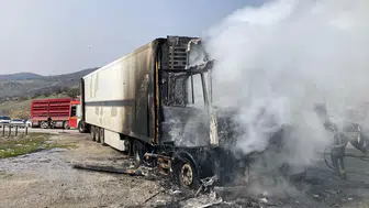 Aliağa yolunda alev alarmı: Seyir hâlindeki tır bir anda yandı!