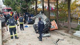 Otomobil devrildi, önce ağaca sonra park halindeki araca çarptı!