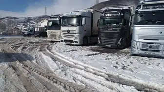 Ardahan’da tipi etkisi: Tır şoförleri yolda mahsur kaldı