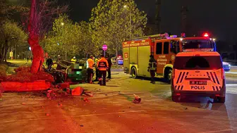 Levhaları devirdi, ağaca çarptı! Kayseri’de feci kaza