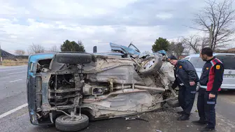 Yol bir anda savaş alanına döndü... Kavşakta feci çarpışma ortalığı birbirine kattı!