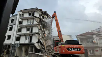 Sındırgı’da deprem sonrası ağır hasarlı binaların yıkımı sürüyor