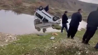 Batman’da takla üstüne takla... Sürücü gölete uçtu!