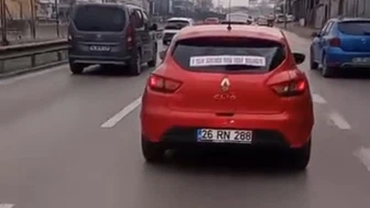 Bursa trafiğinde güldüren boşanma kutlaması: Arka camdaki yazı olay oldu!