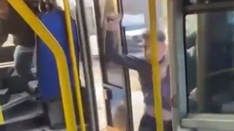 Bursa’da otobüste satır çekti! Alacak kavgası kamerada...