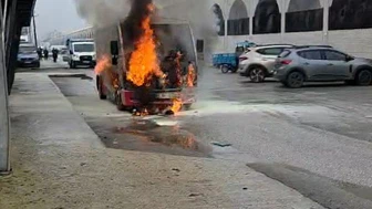 Düzce'de halk otobüsü yolda alev aldı: Dakikalar içinde hurdaya döndü!