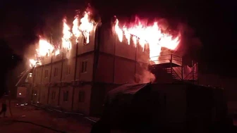 Alevler bir anda yatakhaneyi sardı...İnşaat işçileri canlarını son anda kurtardı!