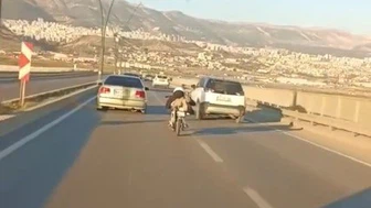 Trafikte pes dedirten ölüme yolculuk: Motosiklet üzerine yattı!