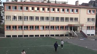 Camı kırık, kapısı açık: Mahalleli atıl okul için yıkım istiyor!