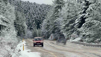 Karabük’te kar yolları beyaza bürüdü... Sürücüler durdu, karın keyfini doyasıya yaşadı!