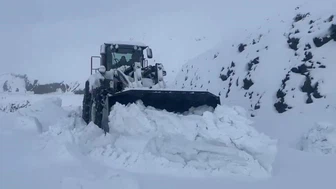 Şırnak beyaza büründü: Yarım metreyi geçen kar köy yollarını kapadı