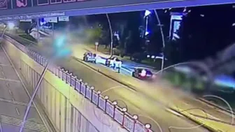 ‘Dur’ ihtarına uymadı, polisi ezip kaçtı... Kan donduran o anlar kamerada!