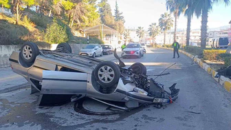 Virajda kontrolden çıktı, direğe çarptı... Antalya'da ortalık savaş alanına döndü!