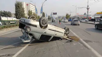 Malatya’da hastane manzaralı çarpışma! Devrilen araçlar, çöken sabırlar...