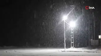 Karla mücadele başladı... Erzincan-Sivas karayolu kapandı!