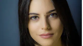 NAZ ÖZGÜLÜŞ OYNADIĞI DİZİLER! Veliaht dizisinin Firuze’si Naz Özgülüş kimdir, kaç yaşında, aslen nereli?