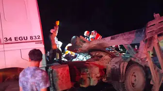 Beykoz riva yolunda feci kaza: Hafriyat kamyonu karşı şeride geçip otomobili biçti!