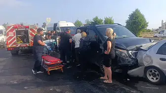Antalya Manavgat’ta zincirleme dehşet: Işıklarda duran araçlara tur minibüsü çarptı