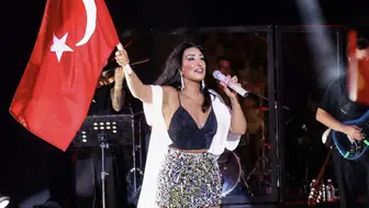 Nükhet Duru İzmir Urla’da 30 Ağustos Zafer Bayramı konserinde sahne aldı