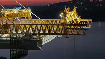 Kanal İstanbul'un ilk köprüsünde gökyüzüne 250 tonluk mühendislik imzası