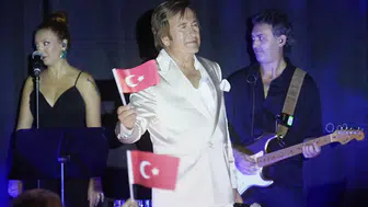 Erol Evgin Zafer Bayramı konserinde Nâzım Hikmet destanıyla duygulandırdı
