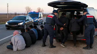 Uzunköprü'de jandarma ekipleri durdurdu, araçlardan kaçak göçmen çıktı