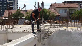 Malatya'da kalitesiz beton kullanıldığını fark eden müteahhit kendi inşaatını yıktırdı
