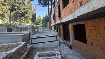 Akıllara durgunluk veren manzara! Sıfır binalar mezarlıkla iç içe geçti