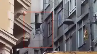 Beyoğlu'nda korkutan anlar: Binanın dış cephesine tırmandı, mindere düştü