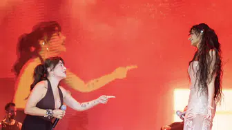 Sıla ve Ceylan Ertem Çeşme'de sahneye çıktı: Esmer buluşması güldürdü