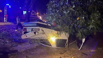 Pehlivanköy'de kontrolden çıkan araç ters dönerek bir evin bahçesine uçtu