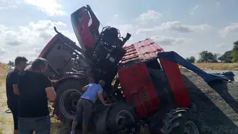 Uzunköprü’de traktör devrildi: Sürücü hastaneye sevk edildi, 2 yaralı