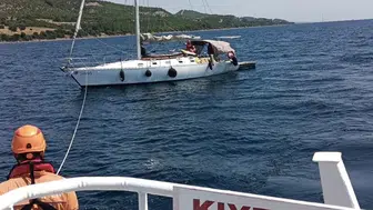 Çanakkale Boğazı'nda sürüklenen tekne kurtarıldı