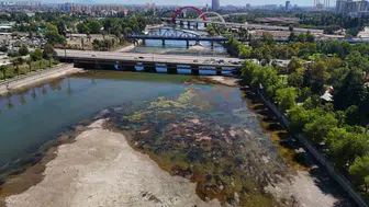 Seyhan Nehri'nde su seviyesi düştü: Kirlilik böyle görüntülendi