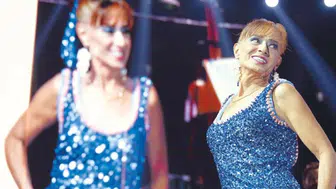 Yıldız Tilbe Roman havasıyla Harbiye'yi Salladı: O anlar ayakta alkışlandı