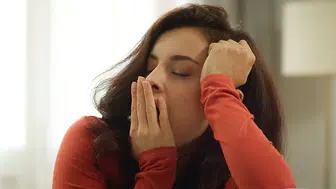 Sürekli uyuma isteği neden olur, hangi vitamin eksikliği yapar, hangi hastalığın habercisidir, nasıl geçer?