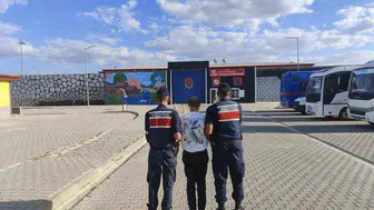 Afyonkarahisar'da jandarmadan şafak operasyonu: 40 firari yakalandı