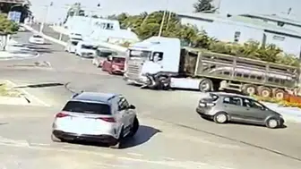Edirne'de TIR ile motosikletin kazası güvenlik kamerasında
