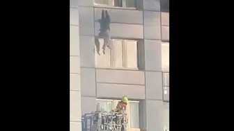 İtfaiye merdiveni yetmedi, canını kurtarmak için aşağıya atladı!
