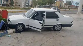 Aksaray'da aday sürücü kaza yaptı: Direk böyle devrildi