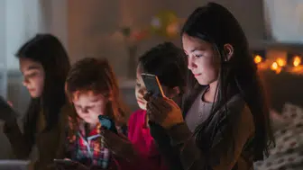 Meta'dan tarihi geri adım: Gençlerin ekran süresi kısıtlanıyor!