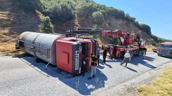 Alaşehir-Eşme karayolunda yan yatan tanker ulaşımı kilitledi!