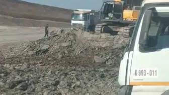 Siirt'te demir yolu inşasında iş makinesi alev aldı