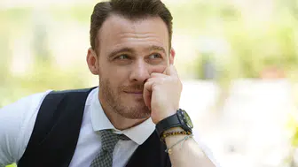 Kerem Bürsin kimdir? Aslen nereli, kaç yaşında, evli mi, sevgilisi varmı, hangi dizi ve filmlerde oynadı?