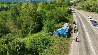 Sinop'ta un yüklü tır virajda devrildi: 3 yaralı