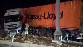 Kütahya'da kontrolden çıkan tır refüje çarptı: Sürücü yaralandı