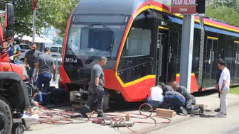 Kayseri’de karşı durağa geçmek isterken tramvayın altında kaldı: 24 yaşındaki genç kadın ağır yaralandı!
