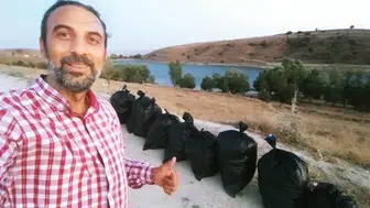 Balık tutmaya gittikleri göletteki çöp yığınlarını temizlediler